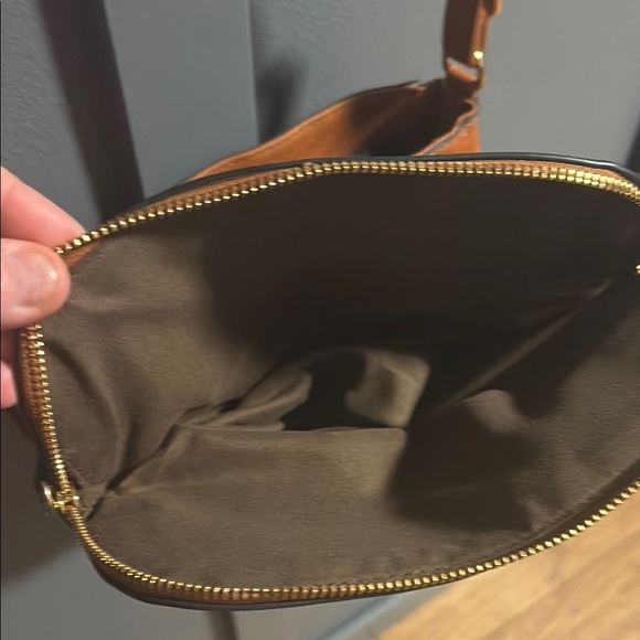 Tan Crossbody Bag with Adjustable Strap and Soft Leather Finish - Picture 3 of 9